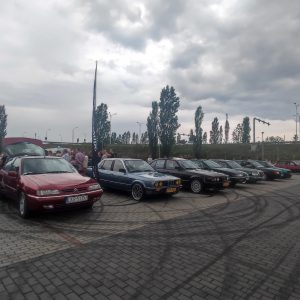 Zlot zabytkowych i klasycznych pojazdów na targowisku przy ul. Dęblińskiej w Puławach